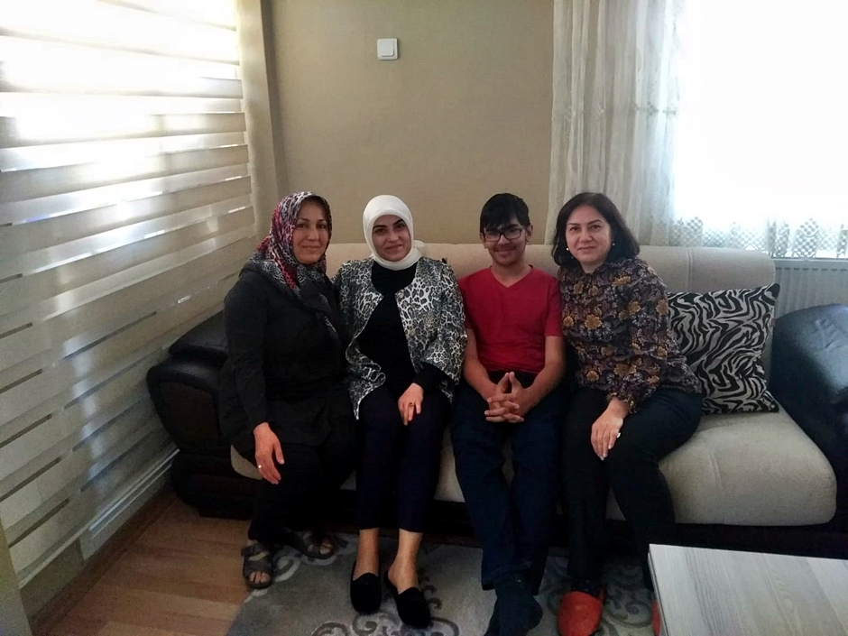 Kaymakam Fatih GENEL'in eşi Yasemin GENEL, İlçemizde ikamet eden Koruyucu Ailemizi ziyaret etti.